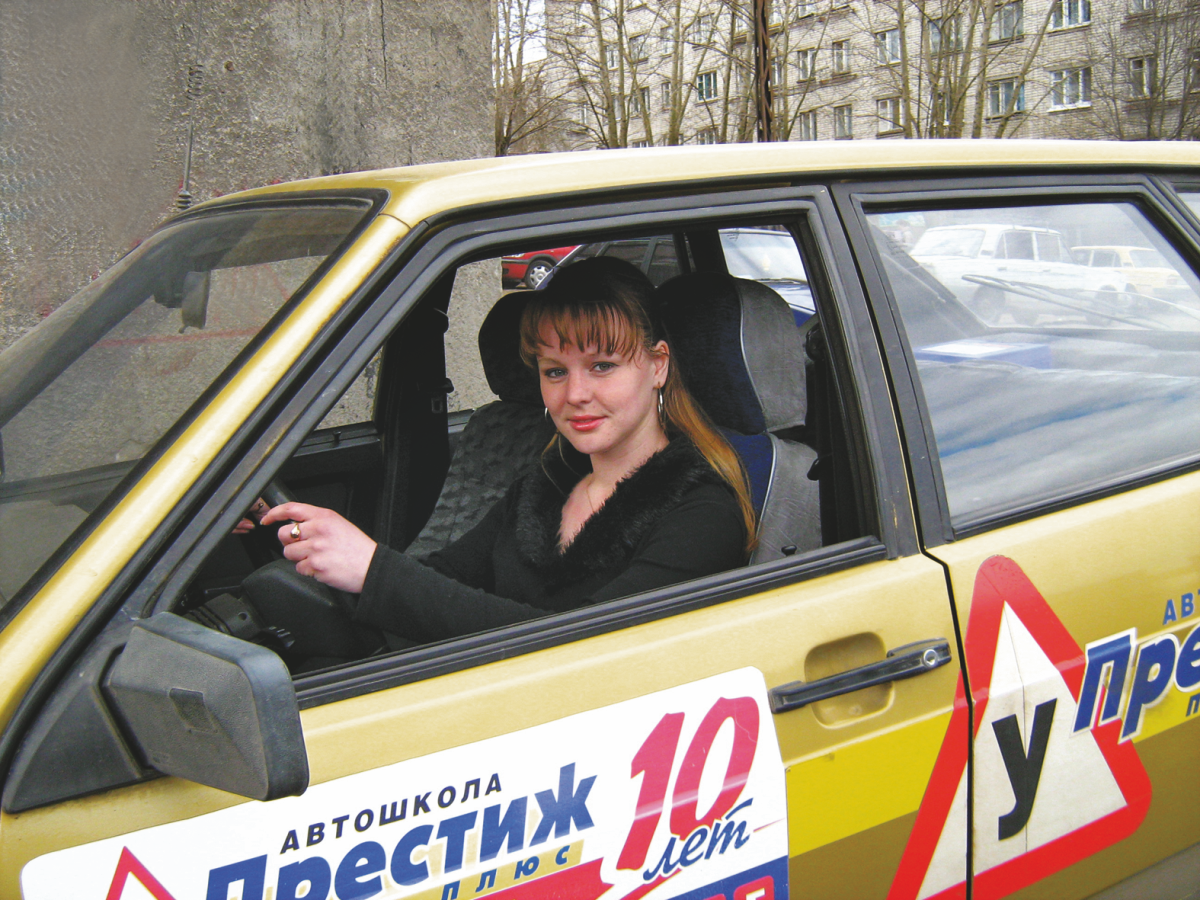 Брендинг автомобиля автошколы. Потертости